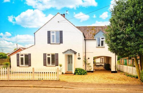 Heacham House | Norfolk Luxe Beach House Sleeps 8 Dog friendly