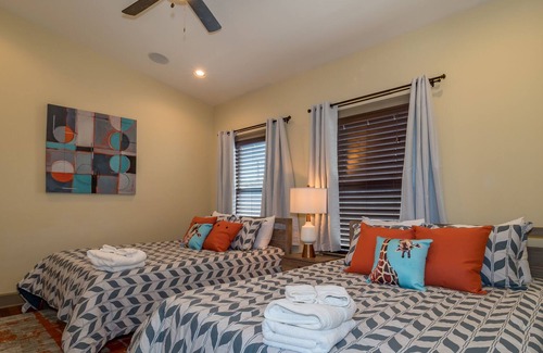North Loop House | North Loop Home + Hot Tub - Northern Serenity 1!