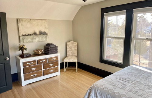 Two Harbors House | North Shore Escape 3 Queen Rooms, Walkable to Beach & Shops