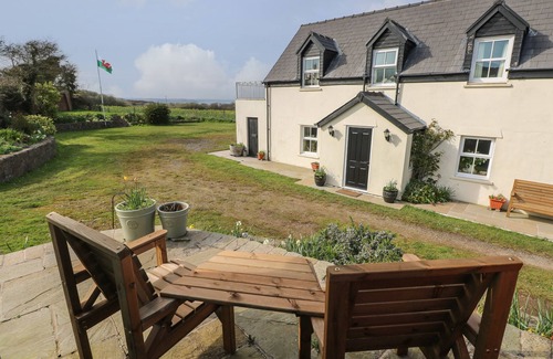 Angle Cottage | NORTH STUDDOCK COTTAGE, pet friendly, with open fire in Pembroke