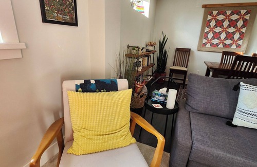 District of North Vancouver Apartment | North Vancouver Gem: Cozy Retreat Between Mountain & Ocean!