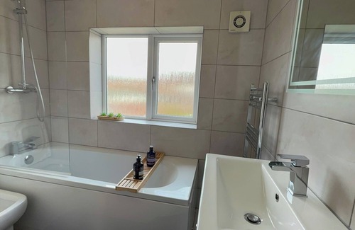 Manchester House | Northeast Manchester, Sleeps 8 with Onsite Parking