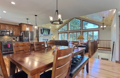 Tomahawk House | Northwoods WI Lakefront Cabin 6BR on Lake Nokomis