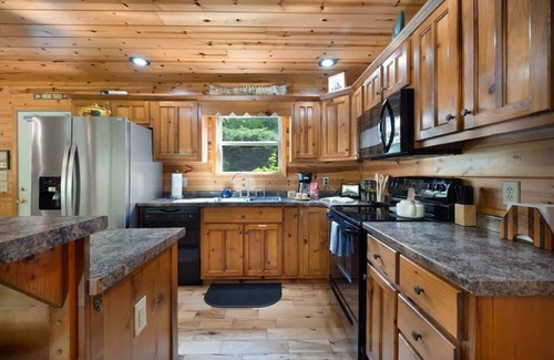 Blairsville Cabin | Nottely and Nice-Riverfront,dog friendly,hot tub