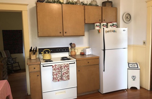 Downtown Bozeman House | November special Historic Cottage, Two Blocks from Main St., 30 day+ stays.