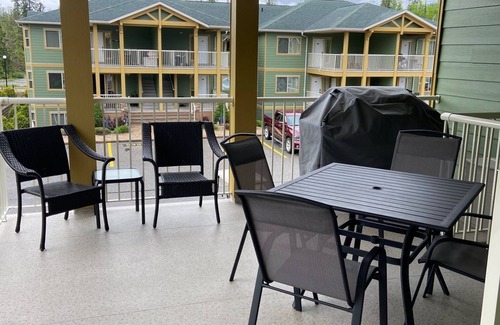 Ashton Creek Condo | nPoolside Condo at Beautiful Mabel Lake