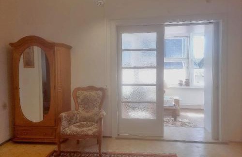 Annaberg-Buchholz House | Nr 9 Hübsche Suite mit Loggia in alte Villa mit Stadtblick und interessante Ausstattung Ohm Zimmer