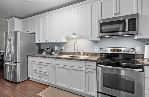 Downtown House | nRetro Raleigh Downtown Flat Unit A~EV Chargers