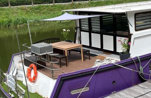 Bergues Boat Rental | Nuit insolite à bord d'une péniche, 6 personnes