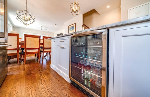 Avalon House | Number 1 Beach House 25th Street - park and walk perfect location!