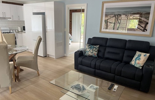 Falcon Cottage | Nutbush Cottage Falcon. A couple's or solo retreat. Early checkin, late checkout