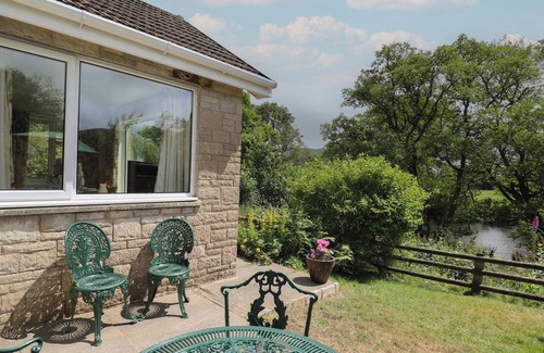 Rhayader Cottage | NUTHATCH COTTAGE AT RIVERSIDE LODGE, pet friendly in Rhayader