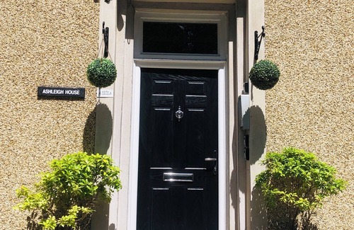 Pembroke Dock Apartment | Nyth Bach - Little Nest. Stylish apartment in central Pembrokeshire
