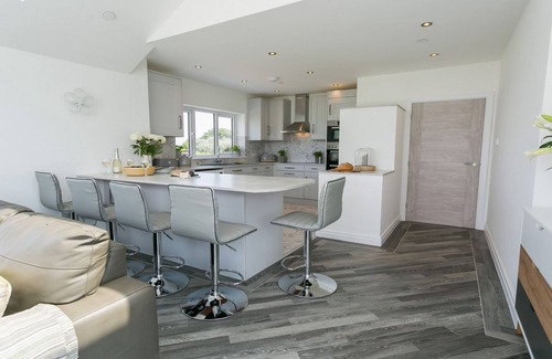 Ty Croes Cottage | Nyth y Gwdihw - a ground floor bedroom that sleeps 5 guests in 3 bedrooms