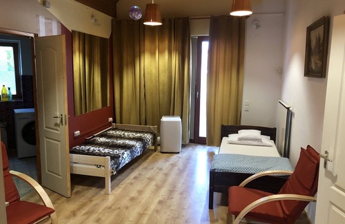 Sagvar House | Nyugodt mégis város központi vendéház! Balatontól 6km-re.