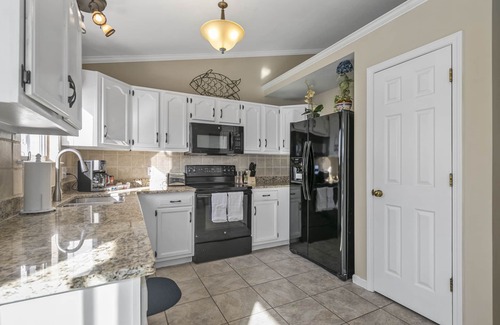 O'Fallon House | O'Fallon Edge Oasis- 4bd/3bt, Wooded Backyard, Office, Great Family Getaway