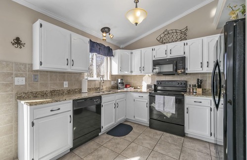 O'Fallon House | O'Fallon Edge Oasis- 4bd/3bt, Wooded Backyard, Office, Great Family Getaway