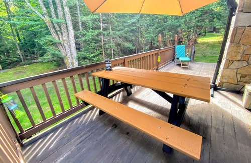 Bretton Woods House | O42 Renovated with high class upgrades! Ski access, boot warmer, ski rack, yard, AC, dog friendly!