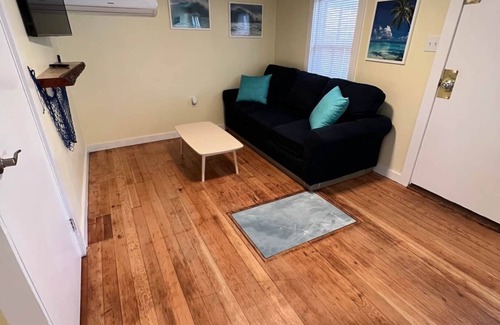 Plymouth House | Oahu*sleeps 5*near beach*outdoor shower*firepit*gas grill