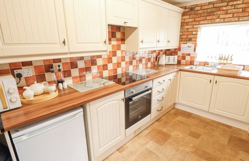 Goxhill Cottage | OAK COTTAGE, pet friendly, with hot tub in Barrow-Upon-Humber