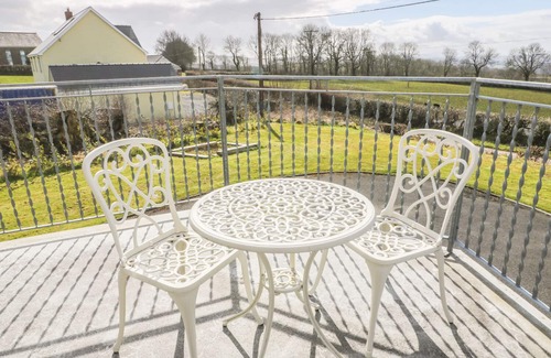 Llandysul Cottage | OAK COTTAGE, pet friendly, with hot tub in Newcastle Emlyn