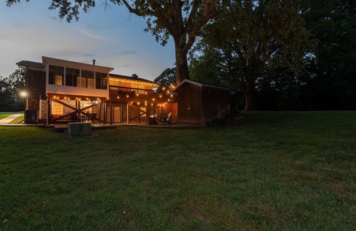 Northwest Raleigh House | Oak Tree Oasis: private deck, grill, firepit.
