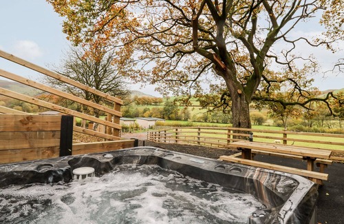 Llandrindod Wells Cottage | OAK TREE VIEW, with hot tub in Rhayader