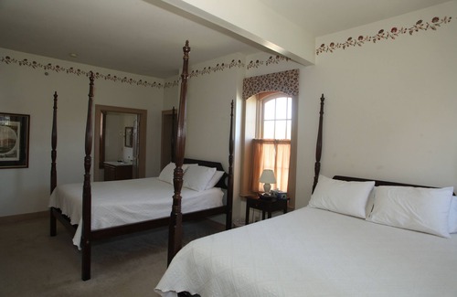 Geneseo Bed & Breakfast | Oak Valley Inn & Suites