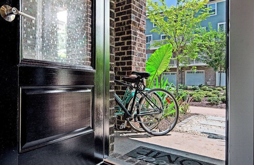 Downtown Apartment | Oakwood near downtown with Nespresso, Bikes & Bidet.