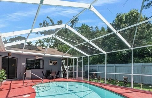 Spring Hill House | Oasis 10 mins from beach and Spring