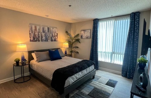 Hollywood Hotel | Oasis 2 BR View of Hollywood Sign, W/D, & Parking