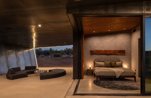 Yucca Valley House | Obsidian - Industrial-Modern Villa