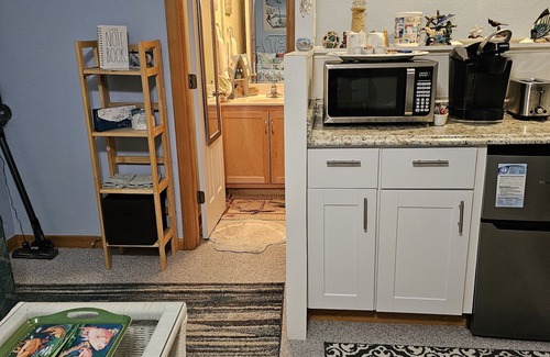 Colington Apartment | OBX Vacation. Cozy comfy efficiency room for 2 Friday to Friday beach get-away.