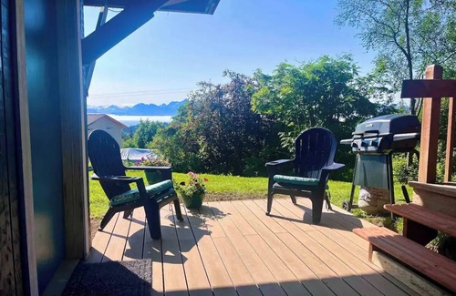 Kachemak House | Ocean and Mountain views, 10 minutes to the Spit