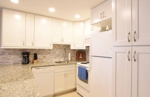 North Ocean City Condo | Ocean Block Condo, porch, 1st floor, steps to beach, updated, full kitchen, lg dining table, wifi!