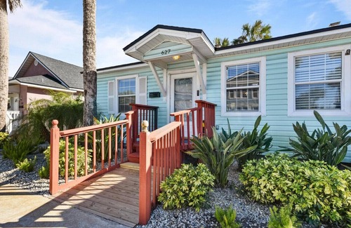 Jacksonville Beach House | Ocean Blue Cottage|1 Block to Beach| Close to Mayo