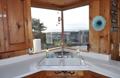 Newport House | Ocean, Bridge and Bay VIEWS! 7 day minimum rentals