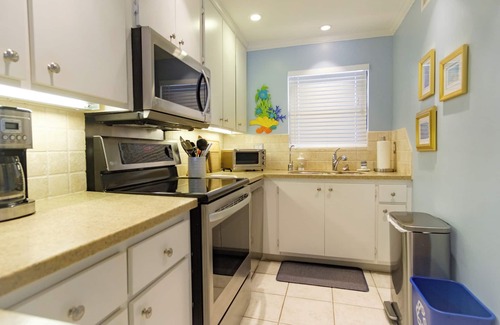 Central Beach Condo | Ocean Drive Oasis in Vero Beach - 2br/2ba - mere steps to everything!