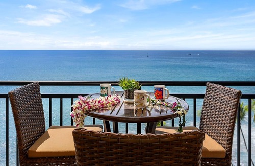 Historic Kailua Village Condo | 🏖️Ocean Front | AC | Fantastic Location - Walk To Kona Town