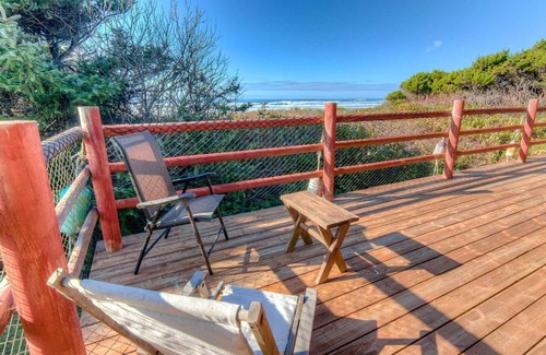 Yachats House | Ocean Front Log Home on a Sandy Beach, Private! Dog Friendly!
