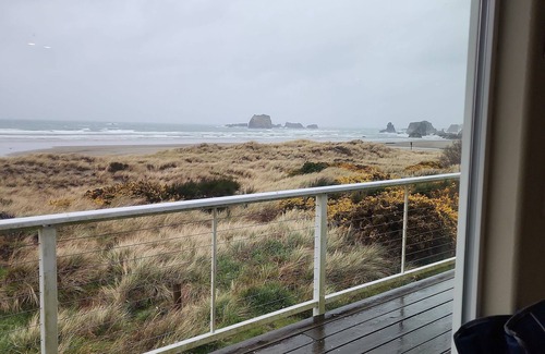 Bandon House | Ocean Front ON the Beach - Spectacular Views! 14 Minutes to Bandon Dunes Golf!