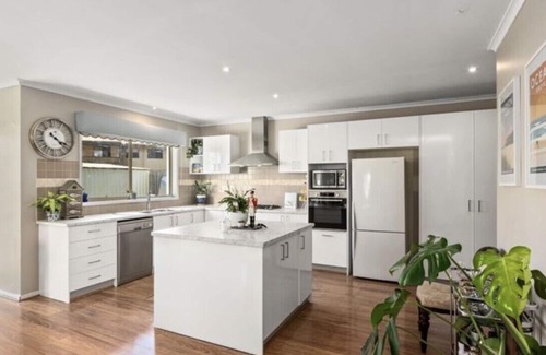 Ocean Grove House | Ocean Grove Sea Dreams is a beautiful 5 bedroom family home close to the beach.