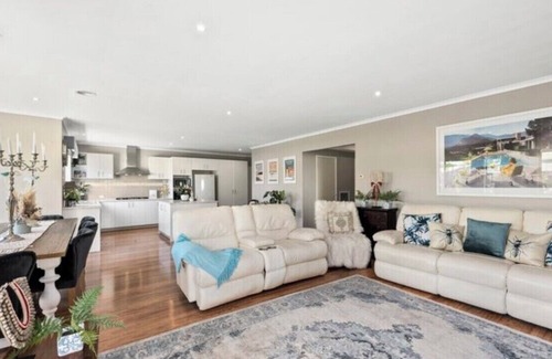 Ocean Grove House | Ocean Grove Sea Dreams is a beautiful 5 bedroom family home close to the beach.
