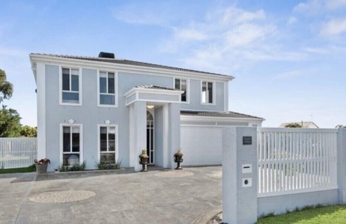 Ocean Grove House | Ocean Grove Sea Dreams is a beautiful 5 bedroom family home close to the beach.