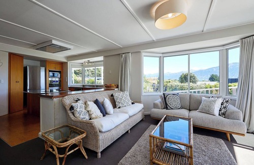 Kaikoura House | Ocean & Mountain Views | Spacious Home - KK24113