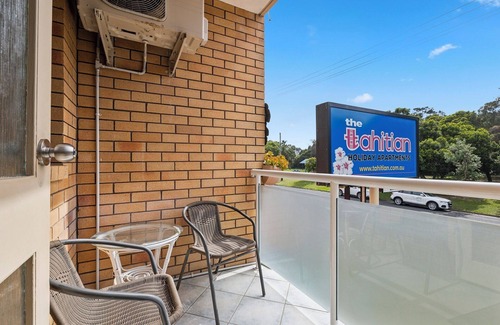 Mid North Coast Waterfront Apartment | Ocean Parade 10 – Retro Coastal Apartment Opposite Park Beach