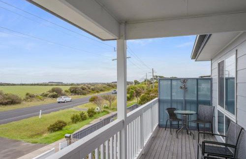 Surf Beach House | Ocean Pearl by Ready Set Stay - BYO LINEN & TOWELS