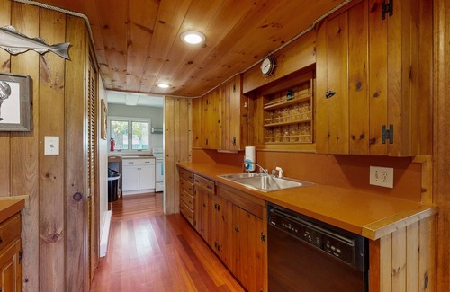 Ocean Point Cottage | Ocean Point Colony Home w/Sunroom & Sweeping Ocean Views, Dog-friendly