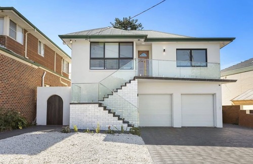 Bulli House | Ocean-Pool & Bulli Beach Family Retreat - 4BR, Walk to Cafes & Coastal Walk