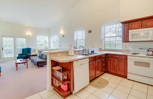 Ocean Shores Condo | Ocean Shores Condo w/Private Tub < 1 Mi to Beach!